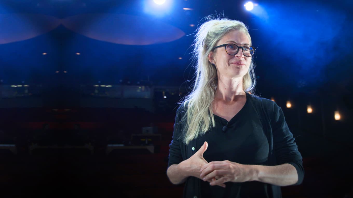 Ada Berger ska samtala med Henrik Dorsin i en halvtimme innan vi är välkomna att skratta åt ”Liv Strömquist tänker på dig!” Foto: SVT