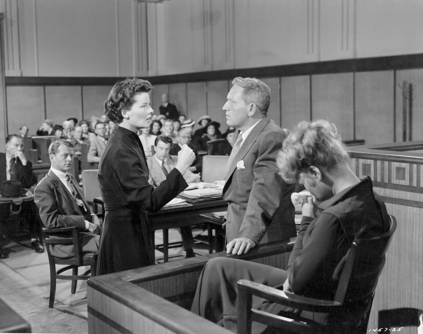 Amanda och Adam – Katharine Hepburn och Spencer Tracy som advokater i en rättssal. foto: Warner Bros
