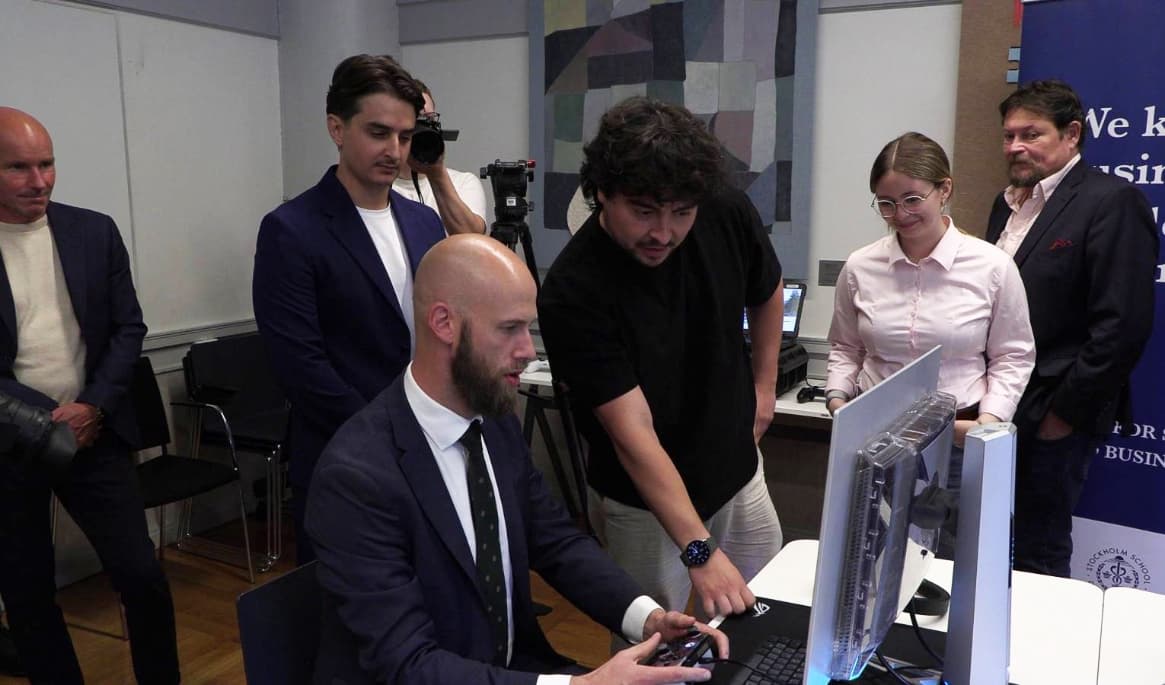 Carl-Oskar Bohlin (M), minister för civilt försvar, testar en drönarsimulator på Handelshögskolan i Stockholm.  Ministern var snabbare än en gamer. I bakgrunden Faruk Pita. Foto: Erik Ragnarsson