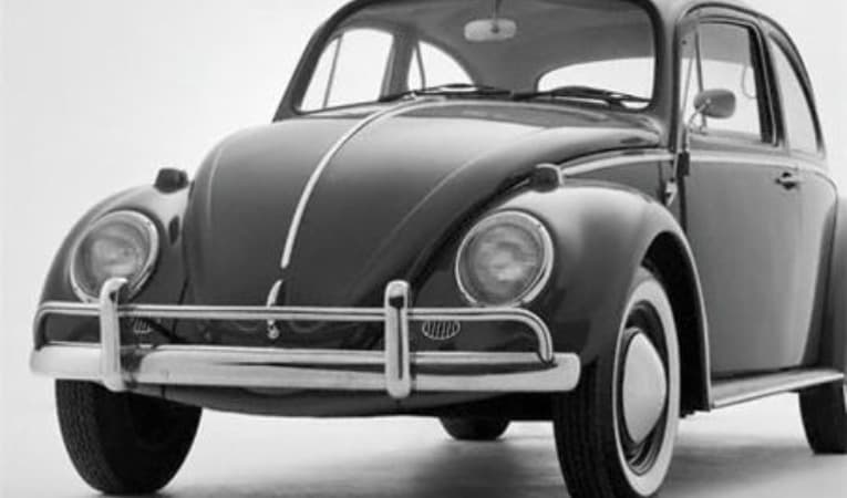 Bernhard Rieger undersöker i sin bok hur en bil som beställdes av Hitler och formgavs av Ferdinand Porsche blev en global handelsvara. Foto: Harvard University Press