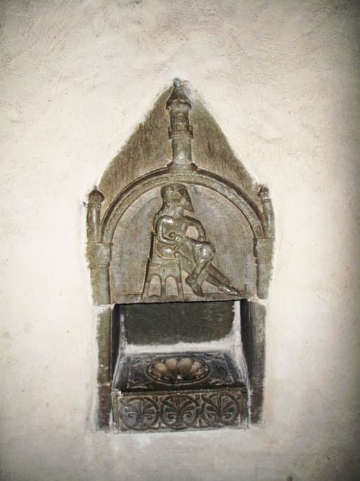 Väggrelief för vigvatten från 1100-talet, som sägs avbilda Sverker den äldre. Heda kyrka, Ödeshög. Foto: Anki Söderlund/Wikimedia Commons