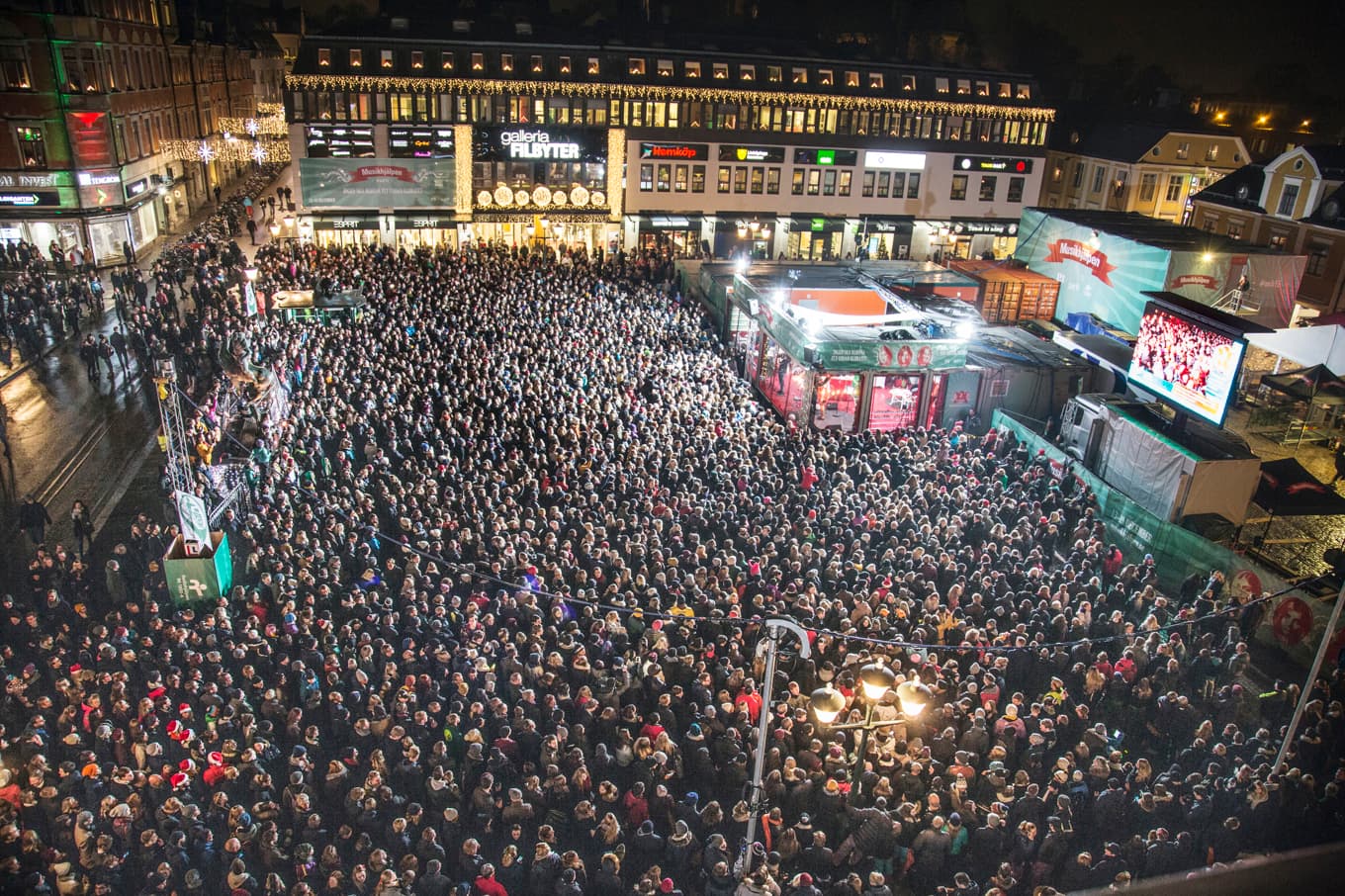 Så här såg det ut förra gången ”Musikhjälpen” sändes från Stora torget i Linköping, 2015. Foto: Sveriges Radio