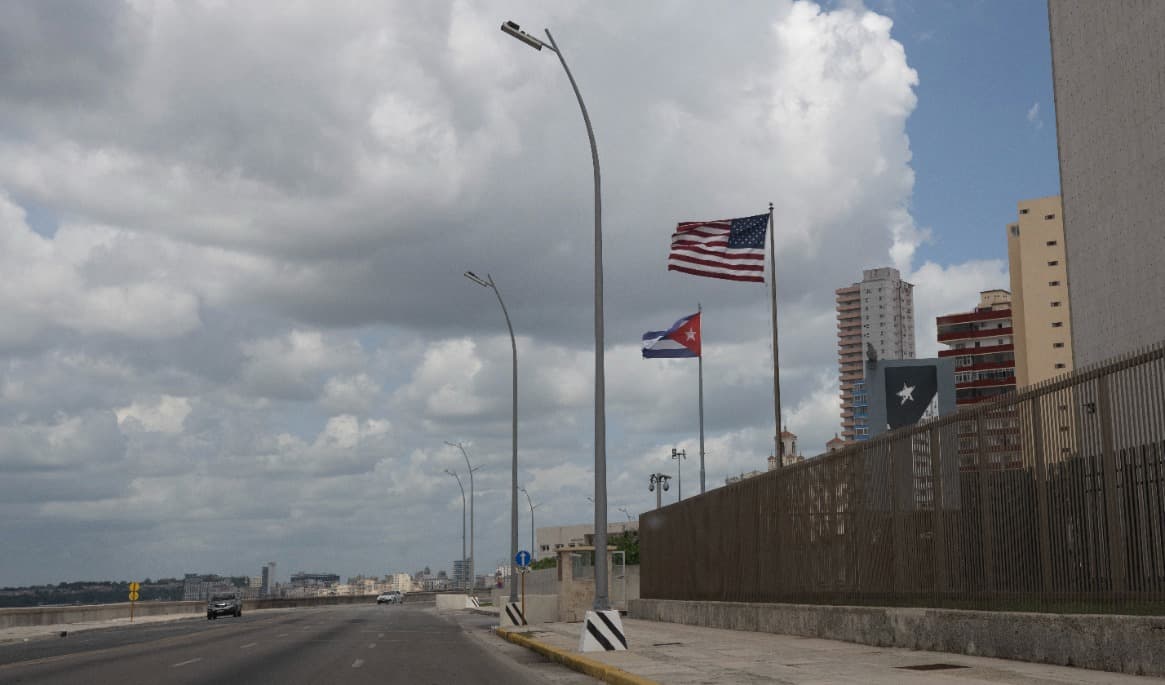 Kubas och USA:s flaggor vajar utanför den amerikanska ambassaden längs Malecón i Havanna den 18 juni i år. (Foto: Pablo Porciuncula/AFP via Getty Images
