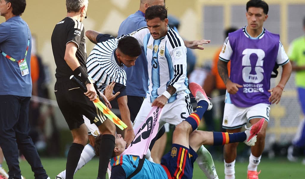 Argentinas Paredes i handgemäng med Spaniens Gavi under VM-finalen 2026. Foto: Charly Triballeau / AFP via Getty Images