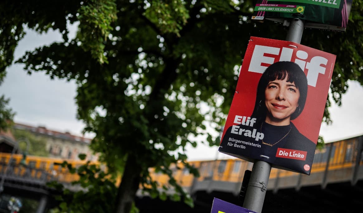 En valaffisch med ett porträtt av Elif Eralp, toppkandidat för vänsterpartiet Die Linke i Berlin den 19 augusti. Delstatsvalet i Berlin äger rum den 20 september. Foto: John Macdougall/AFP via Getty Images