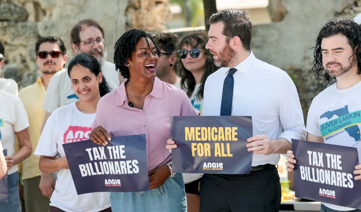 Den demokratiska kandidaten till USA:s senat från Florida, Angie Nixon, tillsammans med den demokratiske kongresskandidaten från Florida Oliver Larkin. Foto: Joe Raedle/Getty Images