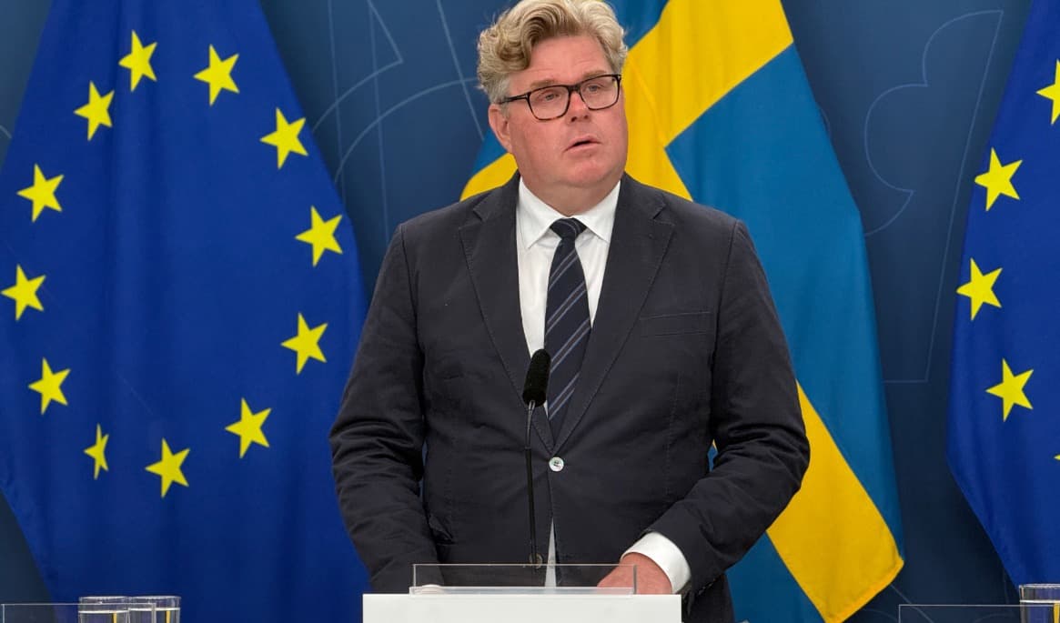 Justitieminister Gunnar Strömmer (M) presenterar regeringens nye samordnare mot kriminalitet inom idrotten. Foto: Staffan Erfors