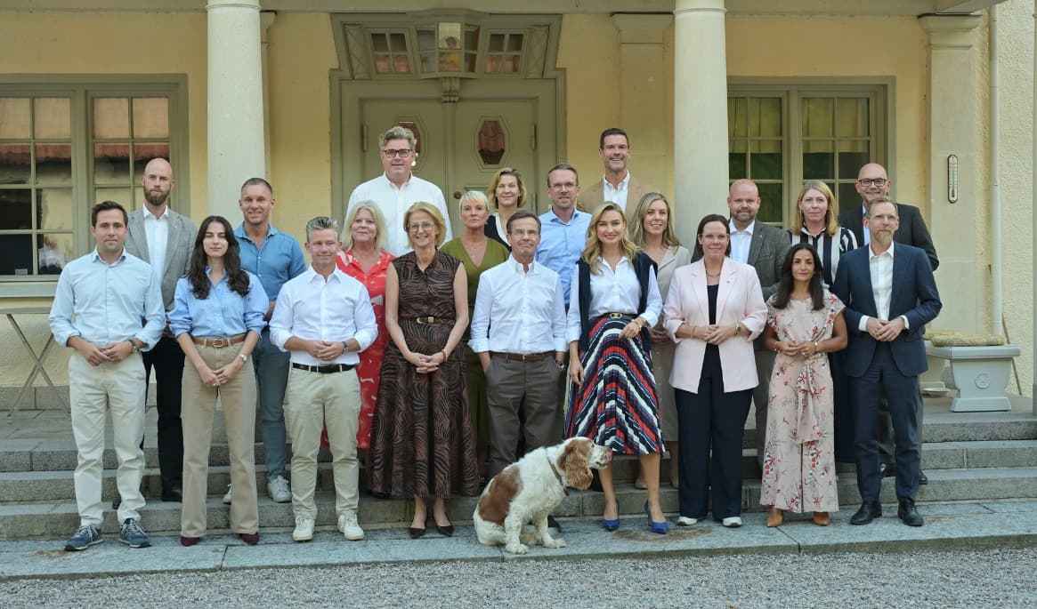 Årets kräftskiva är inte som vanligt. Ministrarna tvingades jobba innan de fick hugga in på kräftorna. Foto: Adam Strand