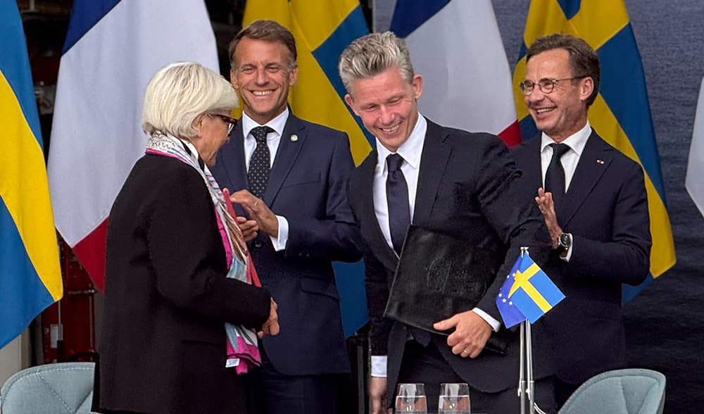 Det blev en riktigt hjärtligt stämning ombord på fregatten när Frankrikes och Sveriges försvarsministrar satte sig ner än gång till för att signera samtidigt som andra dignitärer ropades fram av misstag. Foto: Staffan Erfors