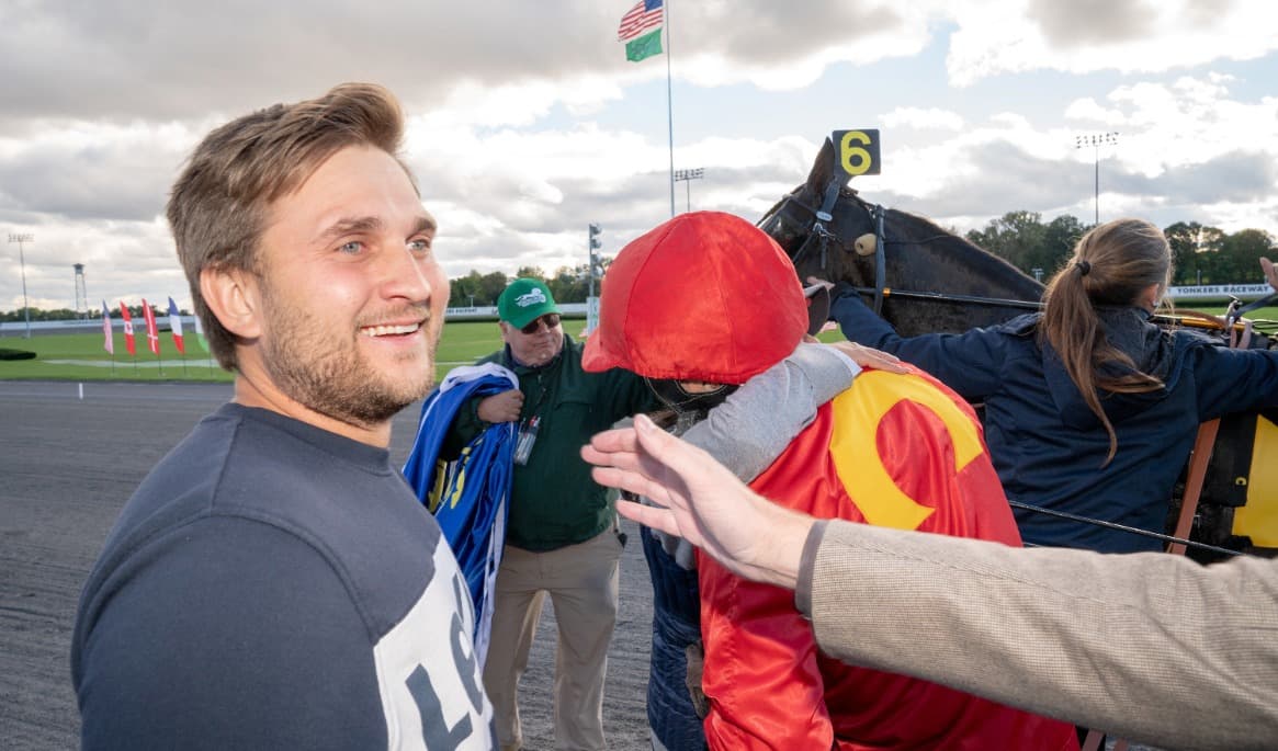 Sent på lördag kväll svensk tid ska tränaren Marcus Melander försöka vinna Hambletonian Stakes. Något som farbror Stefan Melander lyckades med redan för 25 år sedan. Foto: Thomas Blomqvist/TR Bild