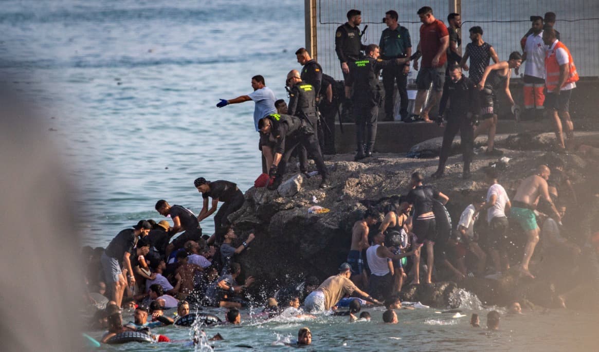 Flyktingkrisen i Ceuta var orkestrerad av den marockanska regimen, menar Johan Westerholm, som har stor erfarenhet av det nordafrikanska landet. Foto: Antonio Sempere/AP/TT