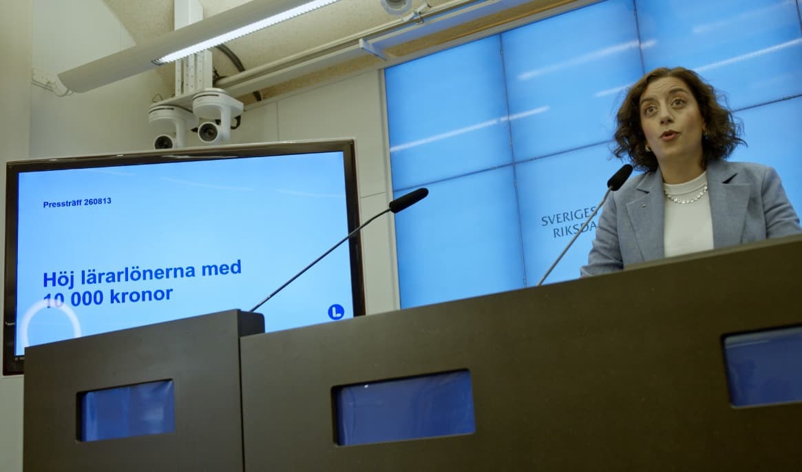 Liberalerna vill höja lönerna för legitimerade lärare med 10 000 kronor i månaden. Staten och kommunerna ska dela på kostnaden, men kommuner som inte skjuter till sin del blir utan statligt bidrag. Foto: Adam Strand