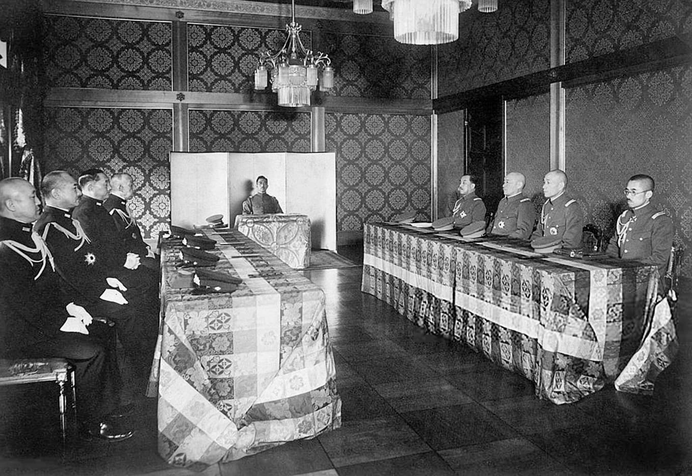 Kejsar Hirohito håller möte den 1 januari 1945, på dagen ett år innan han avsäger sig sin gudomlighet. Foto: Wikimedia Commons