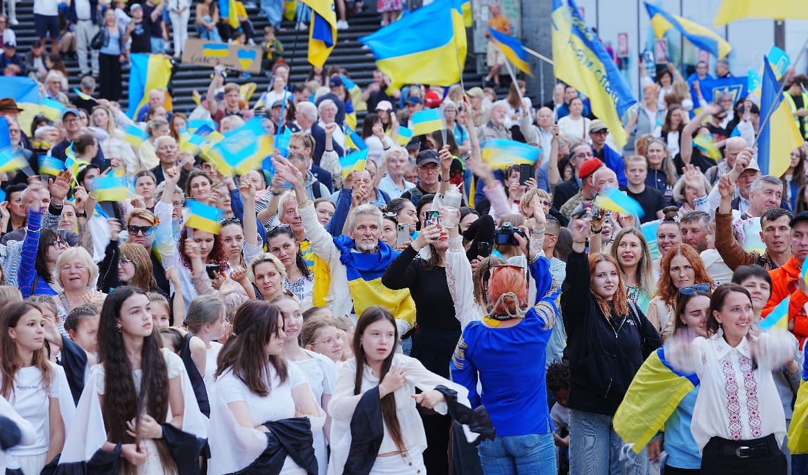 Ukrainska flaggor på Sergels torg på måndagskvällen. Foto: Carl S:t Clair Renard