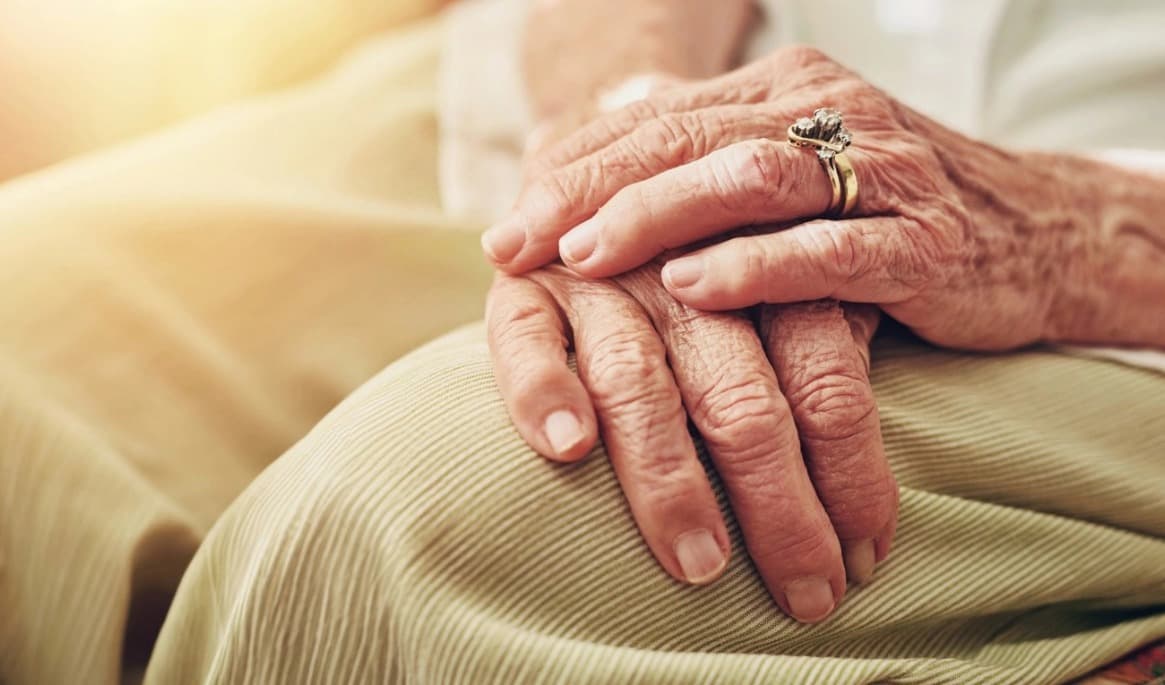 Många kommer erbjuder nu språkstöd eller utbildning i svenska för anställda inom äldreomsorgen. Foto: Shutterstock