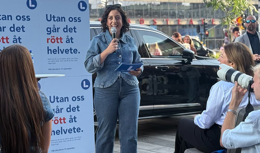 Simona Mohamsson (L) vädjar om stödröster på Sergels torg i Stockholm. Foto: Staffan Erfors