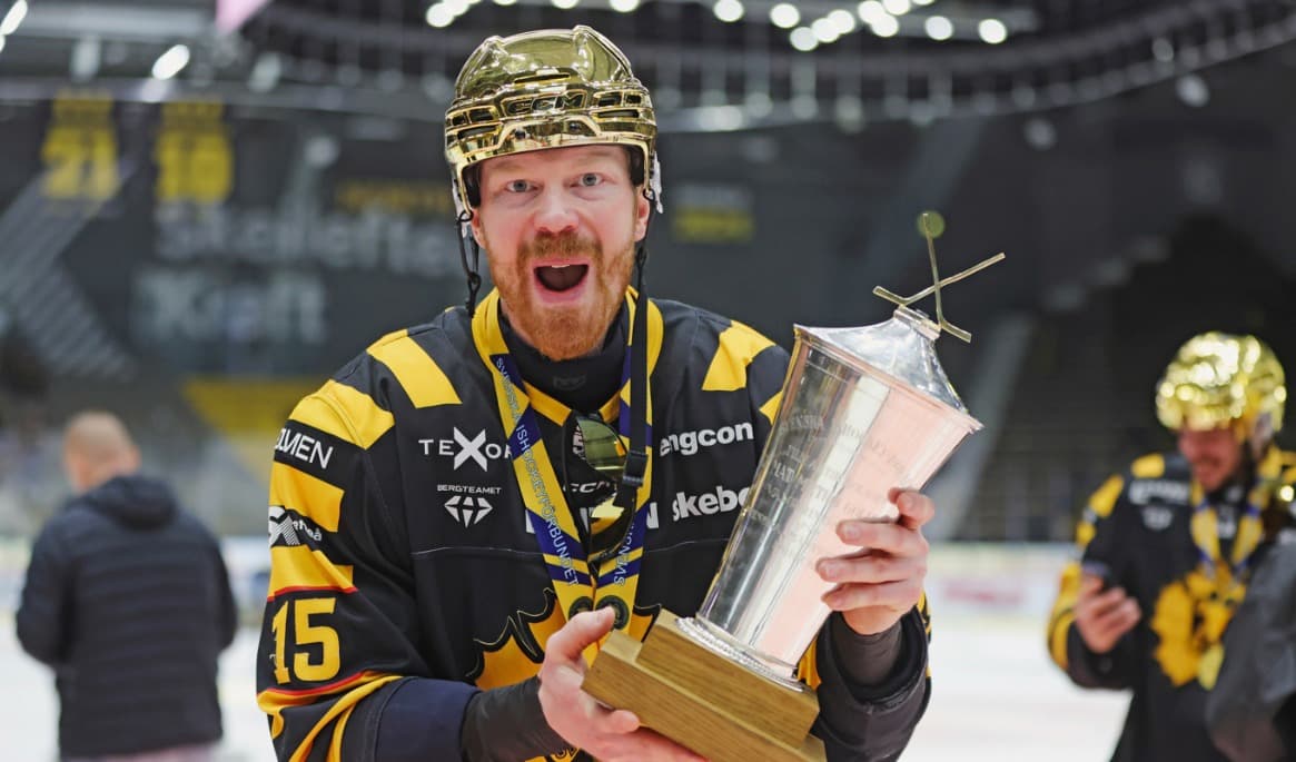 Skellefteås Lars Bryggman jublar med Le Mat-pokalen i våras. Snart drar SHL i gång igen. Ska laget klara av att försvara SM-guldet? Foto: Pär Bäckström