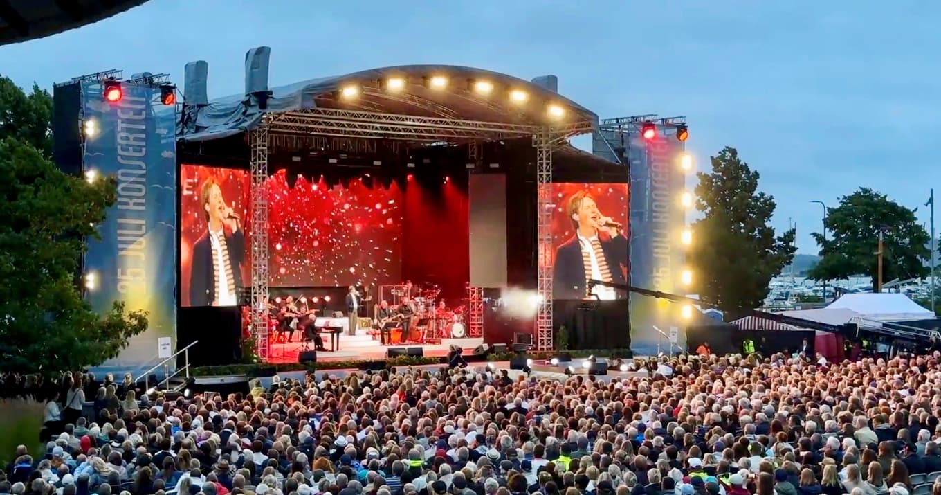 Scenen i Miramarparken i Mariehamn där Wiklöfs 80-årsdag firades med svenska och internationella stjärnor. Foto: Carl-Adam Strånberg