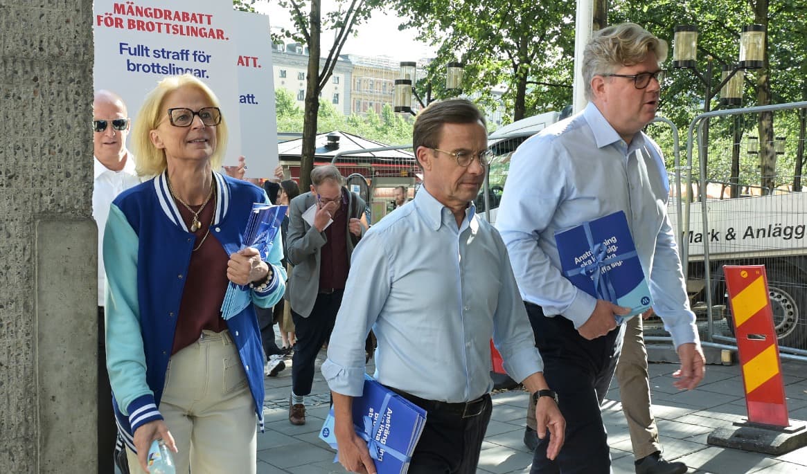 Det blev full fart på stan när statsminister Ulf Kristersson (M) och hans kolleger finansminister Elisabeth Svantesson (M) och justitieminister Gunnar Strömmer (M) vandrade genom centrala Stockholm. Foto: Adam Strand