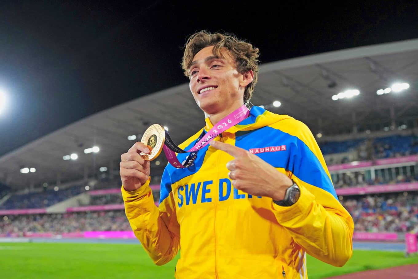 Armand Duplantis tog nyligen sitt fjärde raka EM-guld och är en av svensk idrotts få världsstjärnor. Flera partier vill se ett ökat elitidrottsstöd. Foto: Sona Maleterova/Getty Images