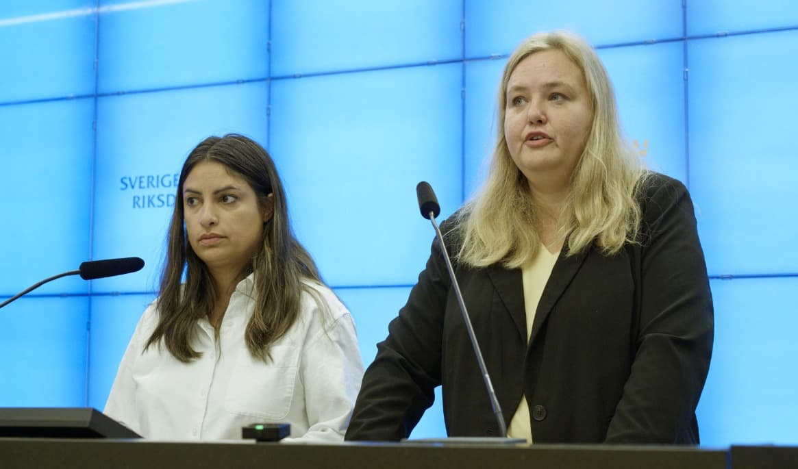 Nooshi Dadgostar (V), partiledare och Ida Gabrielsson (V), ekonomiskpolitisk talesperson. Foto: Adam Strand