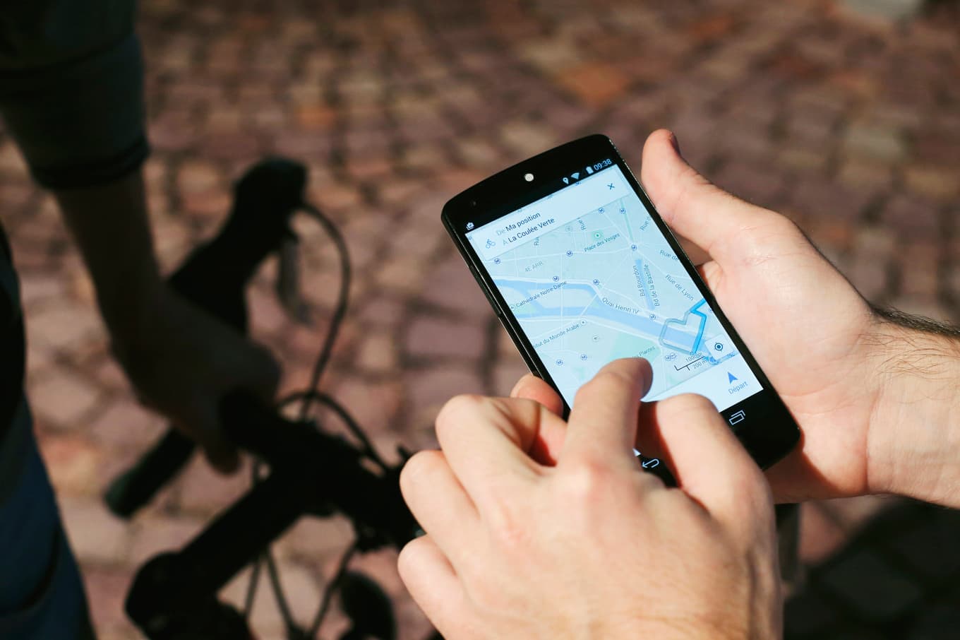 Nästan alla mobiler har gps, och tekniken används av 4–5 miljarder människor. Den är också inbyggd i fordon, infrastruktur och tekniska system. Foto: THOMAS SAMSON/AFP via Getty Images