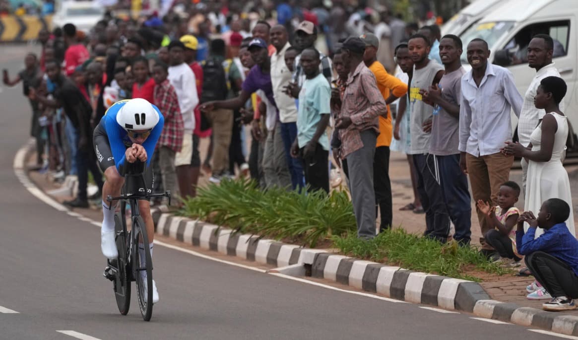 Jakob Söderqvist under ett lopp i Kigali, Rwanda. Foto: Jerome Delay/AP/TT