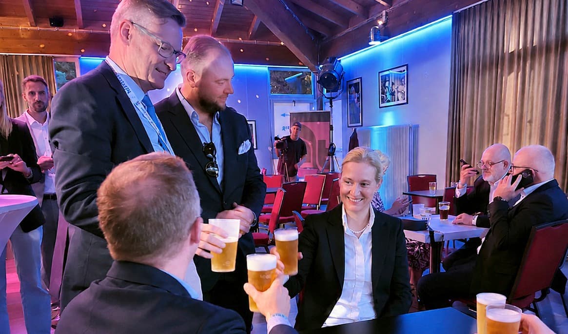 Alice Weidel, en av AfD:s två nationella ledare, firar valresultatet i Sachsen-Anhalts huvudstad Magdeburg på valnatten den 6 september. Foto: Etienne Fauchaire