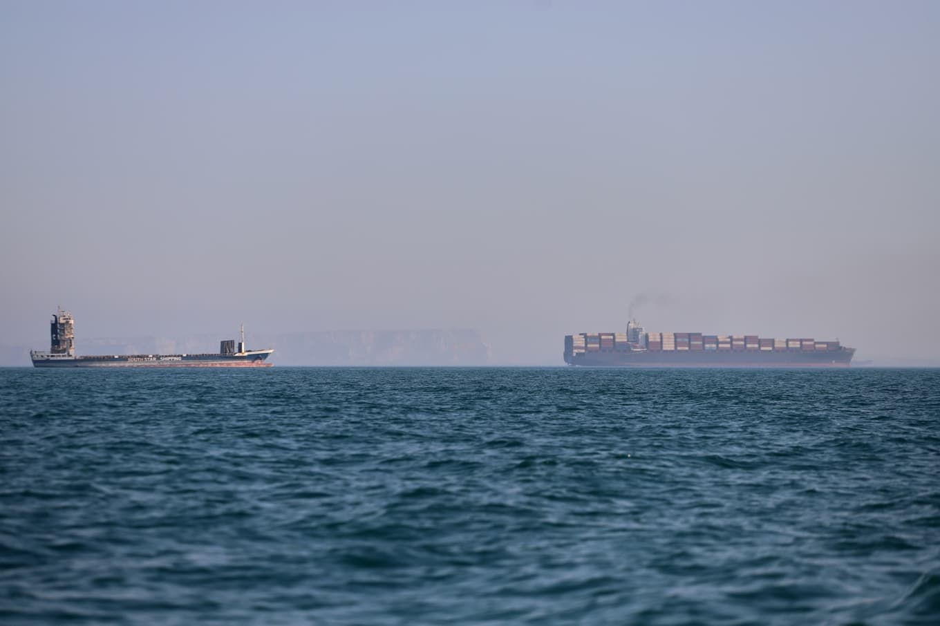 Fartyg utan för den iranska hamnstaden Bandar Abbas, som attackerats under kvällen. Arkivbild. Foto: Amirhosein Khorgooi/AP/TT