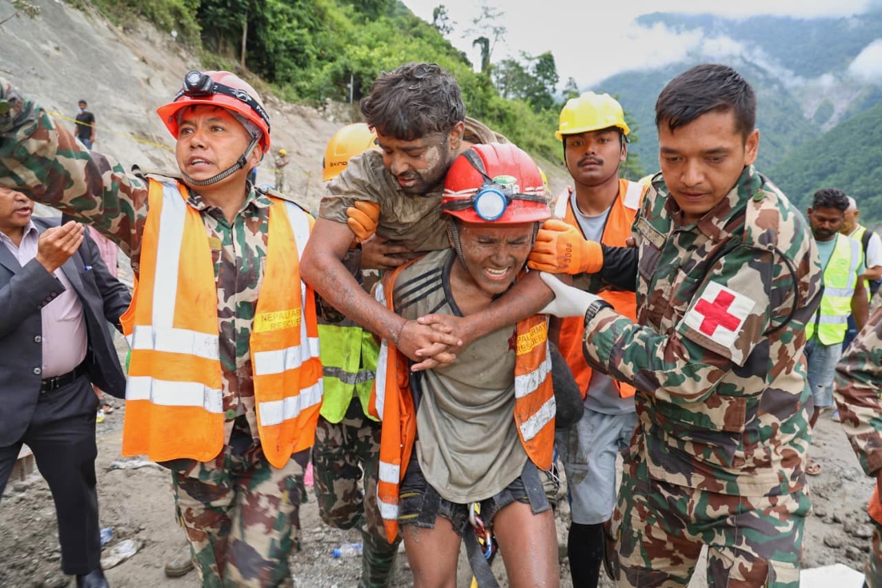 En av de räddade bärs i väg från tunneln vid ett vattenkraftverk i Rasuwa, Nepal, på fredagen. Foto: Nepals armé via AP/TT