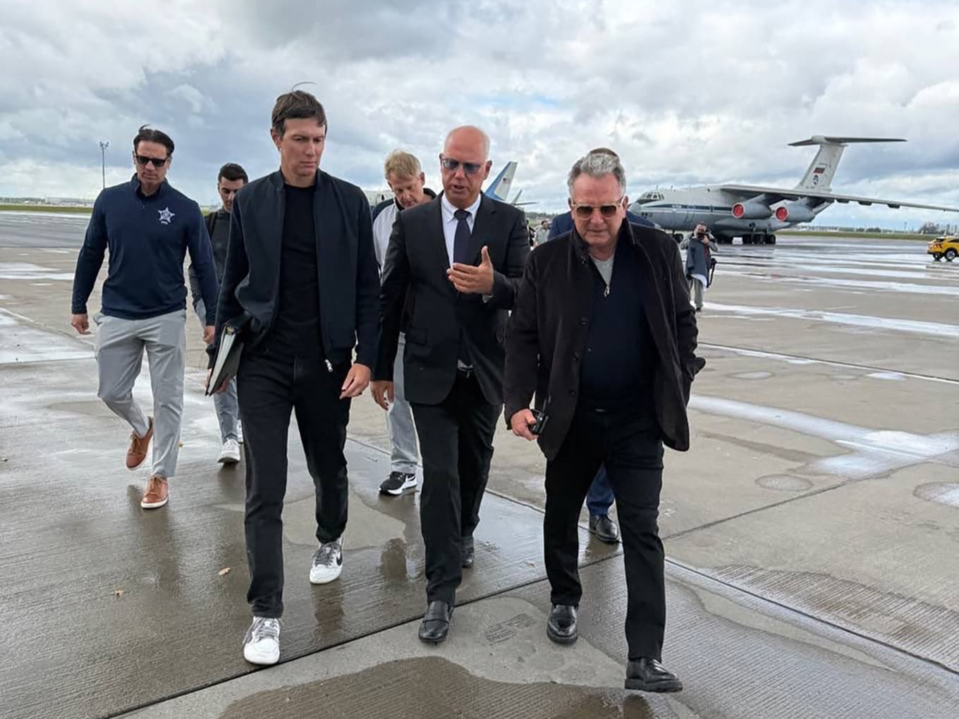 USA:s förhandlare Jared Kushner och Steve Witkoff tas emot av det ryska sändebudet Kirill Dmitriev på flygplatsen Vnukovo utanför Moskva på lördagen. Bilden kommer från Dmitrievs X-konto. Foto: AFP/X/@KADMITRIEV/TT