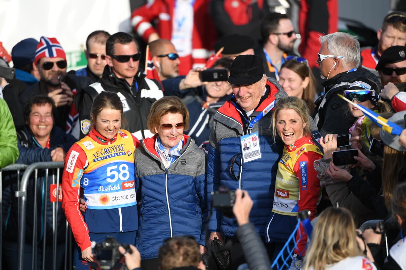 Norska kungaparet Sonja och kung Harald tillsammans med Ingvild Flugstad Østberg (till vänster) och Therese Johaug under skid-VM 2019. Arkivbild. Foto: Fredrik Sandberg/TT