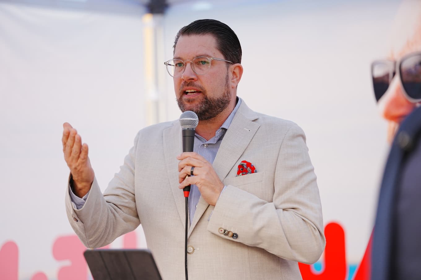 Sverigedemokraternas partiledare Jimmie Åkesson presenterar partiets valmanifest på Stora torget i Nyköping. Foto: Magnus Lejhall/TT