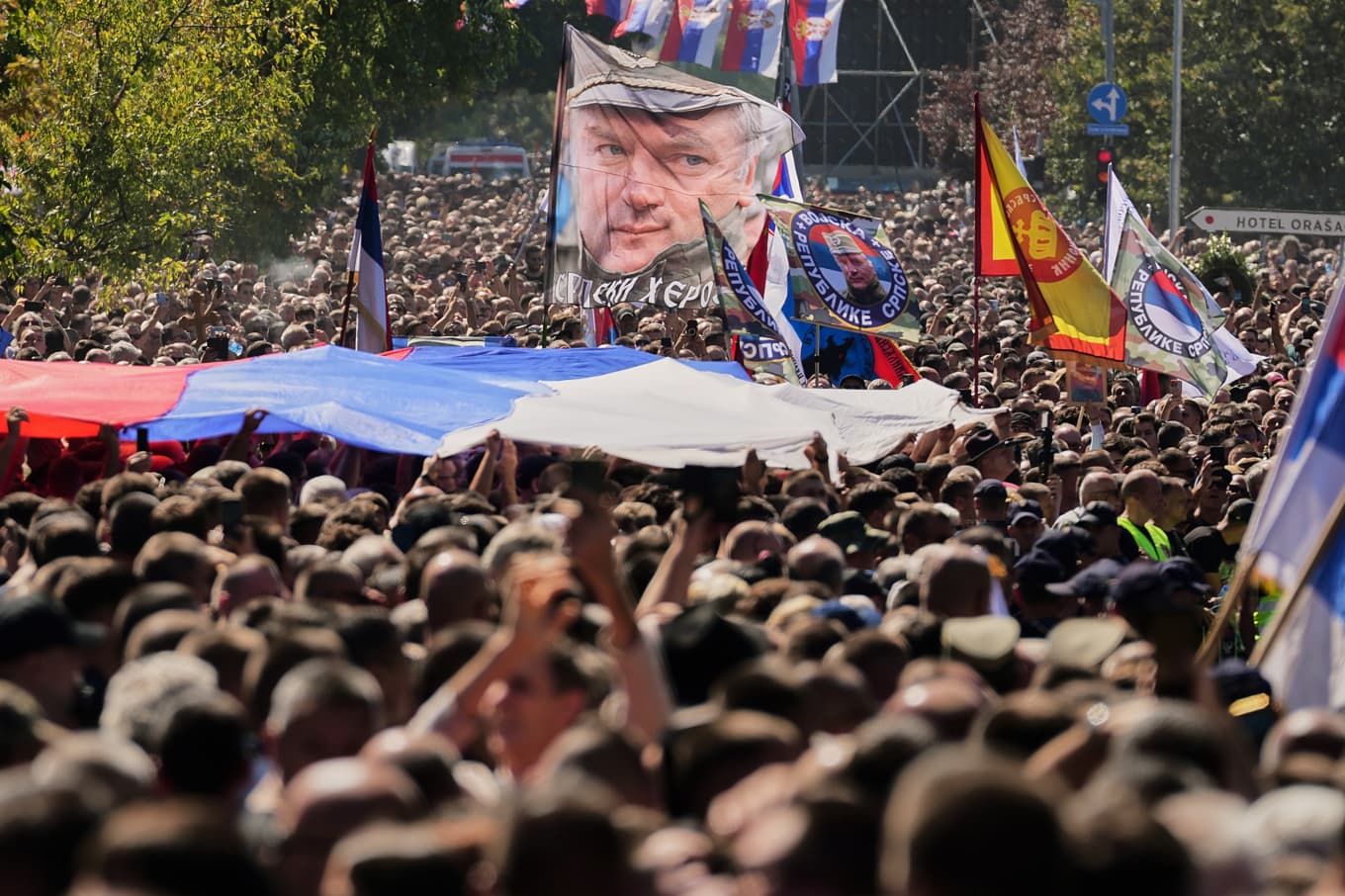 Tusentals människor samlades i Belgrad på måndagen när krigsförbrytaren ”Slaktaren i Bosnien” begravdes. Foto: Darko Vojinovic/AP/TT