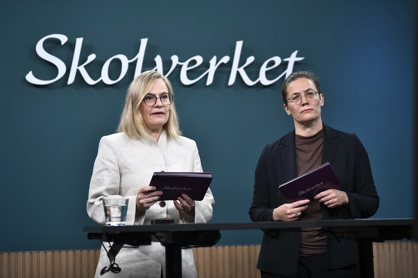 Emma Holmberg, projektledare för Pisa och Anna Castberg, chef för avdelningen för analys på Skolverket, offentliggör de historiskt dåliga resultaten. Foto: Lars Schröder/TT