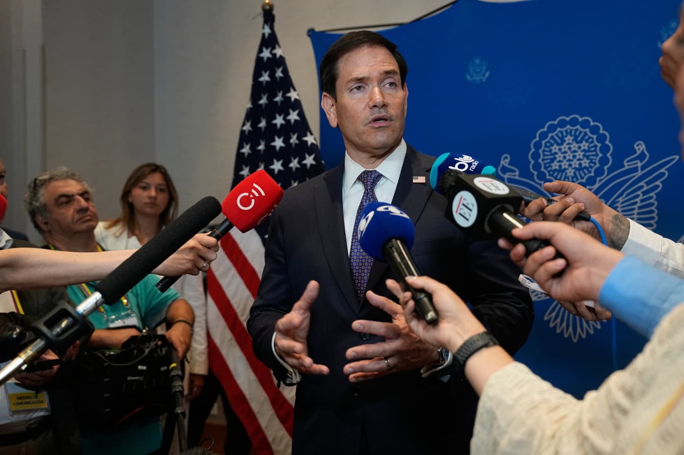USA:s utrikesminister Marco Rubio uppger, under ett möte med pressen i Colombia, att man kommer att besvara Irans attacker. Foto: Fernando Vergara/AP/TT