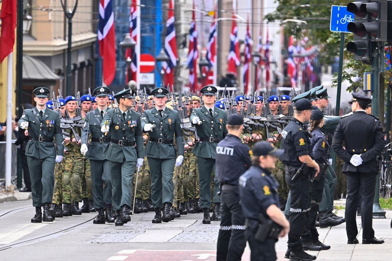 Militärer paraderar inför begravningen på onsdagen. Foto: Pontus Lundahl/TT