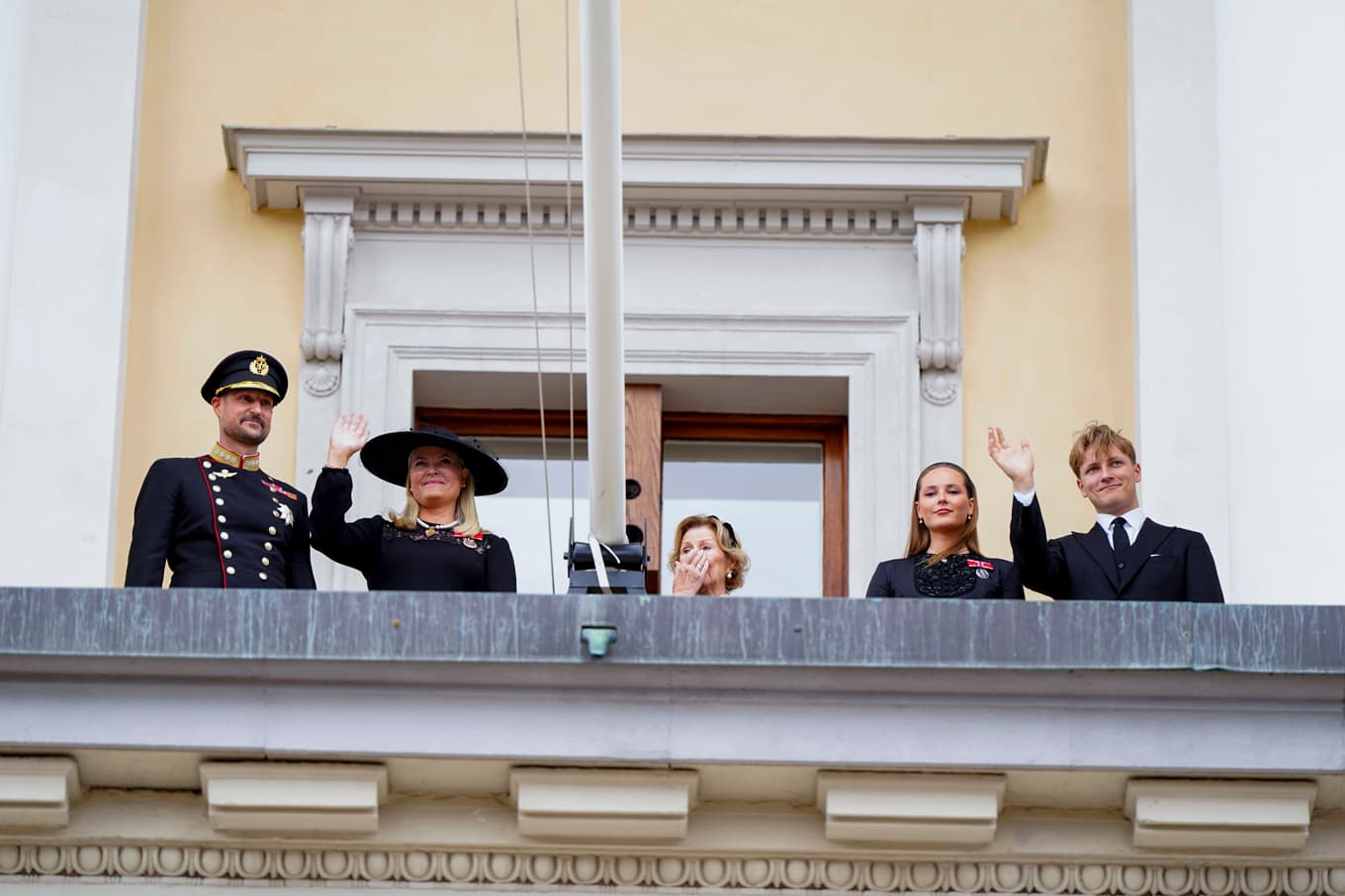 Norges nye kung Haakon tillsammans med drottning Mette-Marit, kronprinsessan Ingrid Alexandra, drottning Sonja och prins Sverre Magnus på slottets balkong efter begravningen av kung Harald. Foto: Håkon Mosvold Larsen/NTB/TT