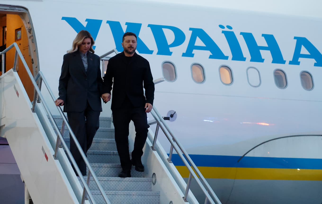 Ukrainas president Volodymyr Zelenskyj och hans hustru Olena Zelenska anlände till Calgary sent på onsdagen. Foto: Jeff McIntosh/AP/TT