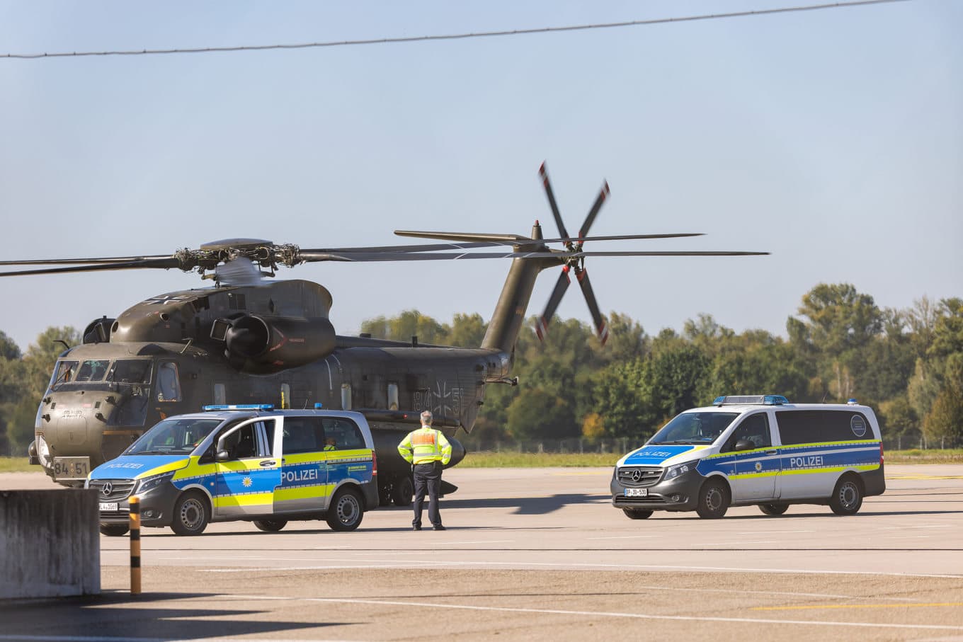 En av de åtalade förs iväg i helikopter efter att ha gripits i Tyskland i början av oktober i fjol. Foto: Philipp von Ditfurth/AP/TT