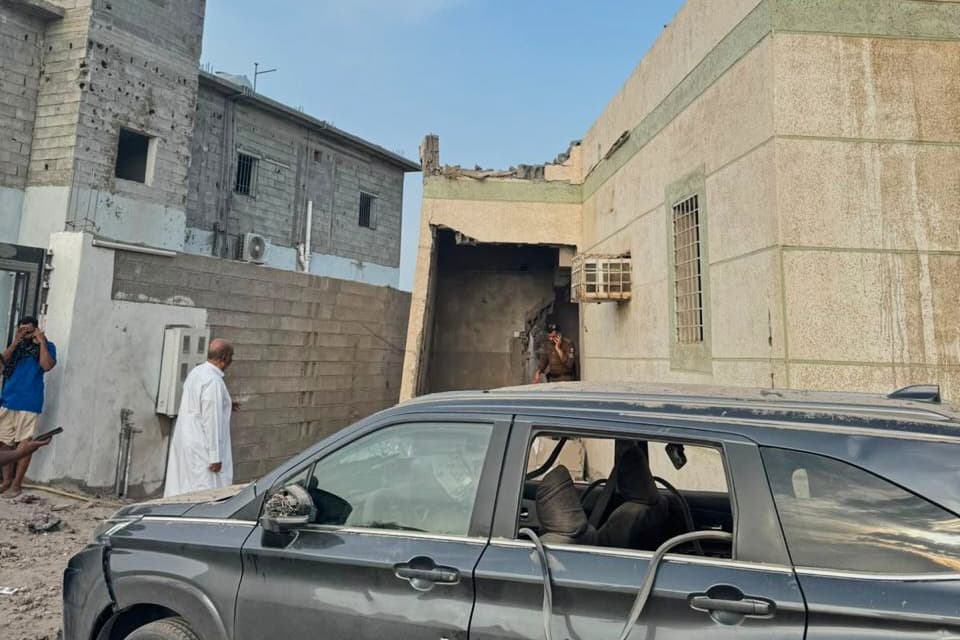 En skadad byggnad efter attacker vid Saudiarabiens gräns mot Jemen. Bilden togs på lördagen. Foto: Saudi Press Agency via AP/TT