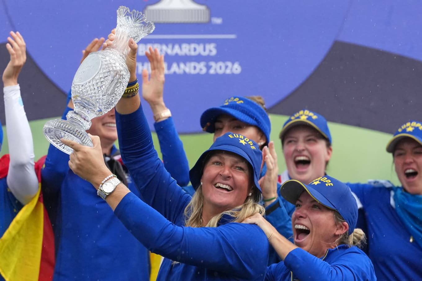 Anna Nordqvist med bucklan. Foto: Alastair Grant/AP/TT