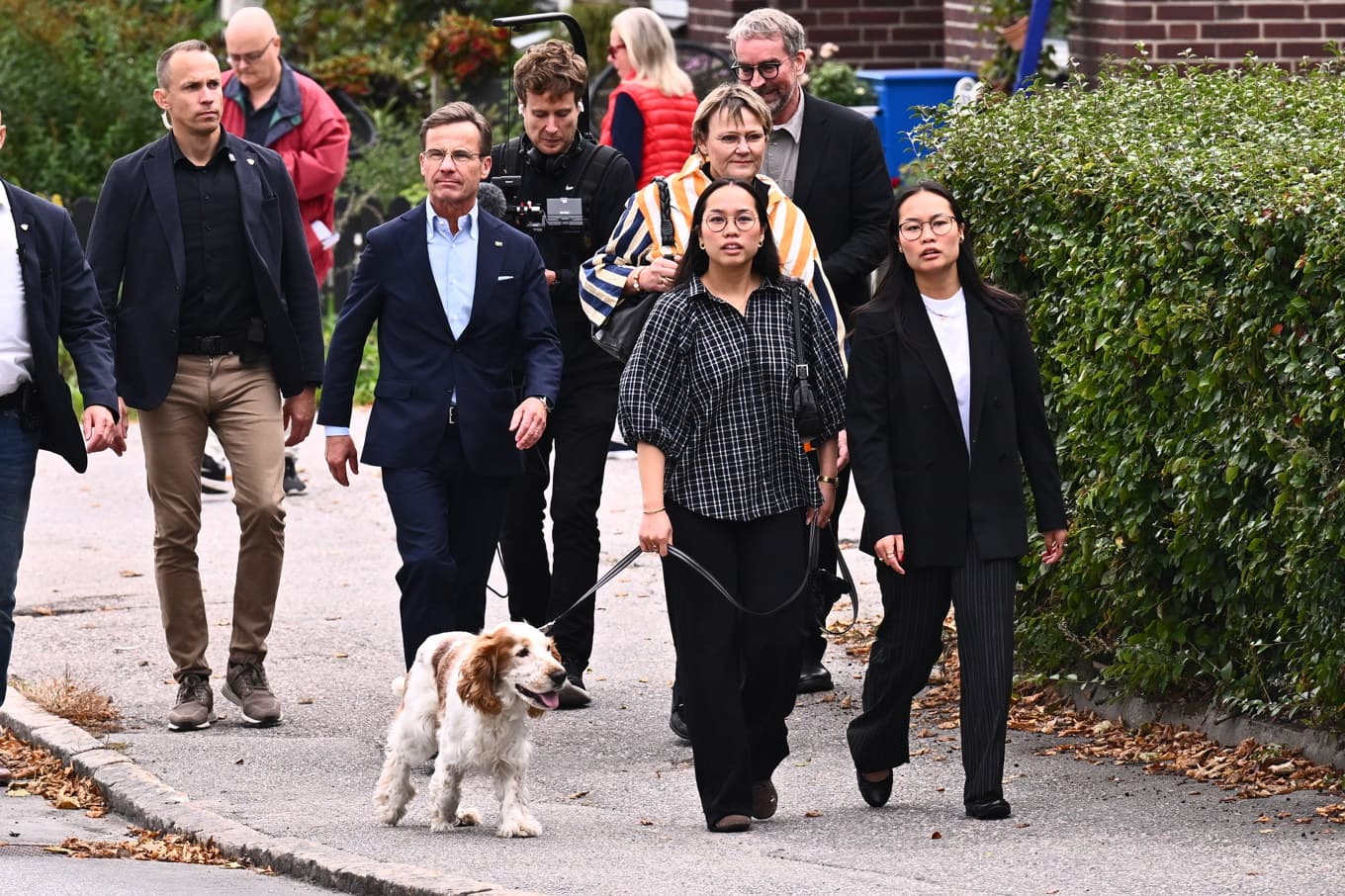 Statsminister Ulf Kristersson (M) med fru Birgitta Ed och döttrarna samt hunden Winston anländer för att rösta under valdagen på Kulturhuset Multeum i Strängnäs. Foto: Claudio Bresciani/TT