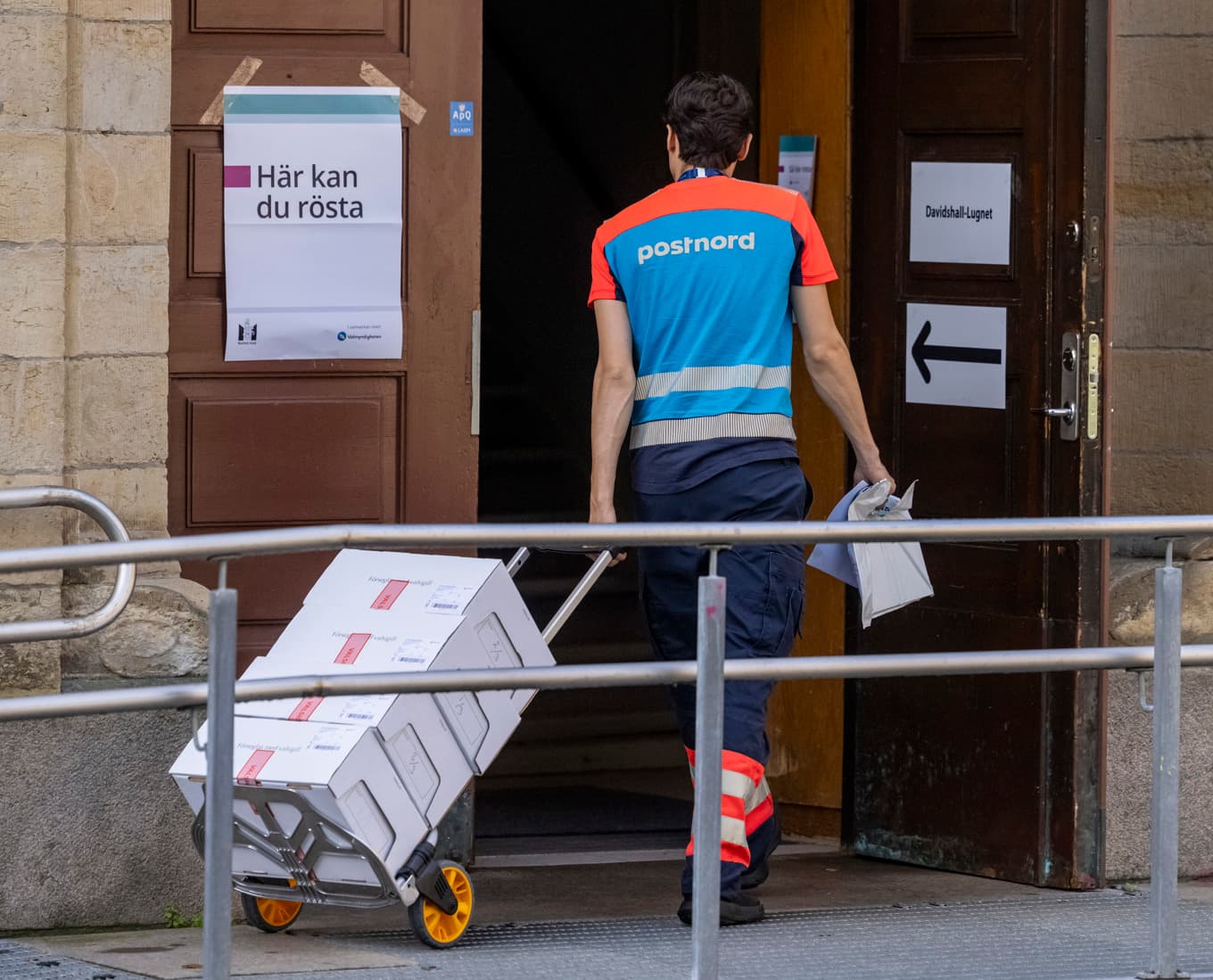 Postnord levererar förtidsröster på valdagen. Foto: Johan Nilsson / TT