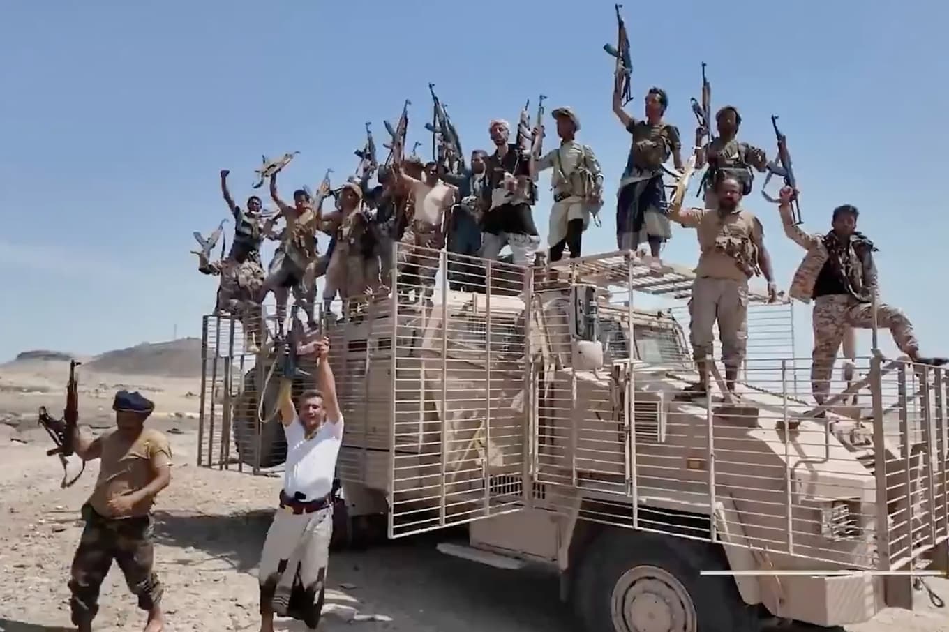 Stridande huthier i provinsen Taizz i ett videoklipp släppt av den huthistyrda tv-kanalen al-Masirah i lördags. Foto: Al-Masirah TV via AP/TT