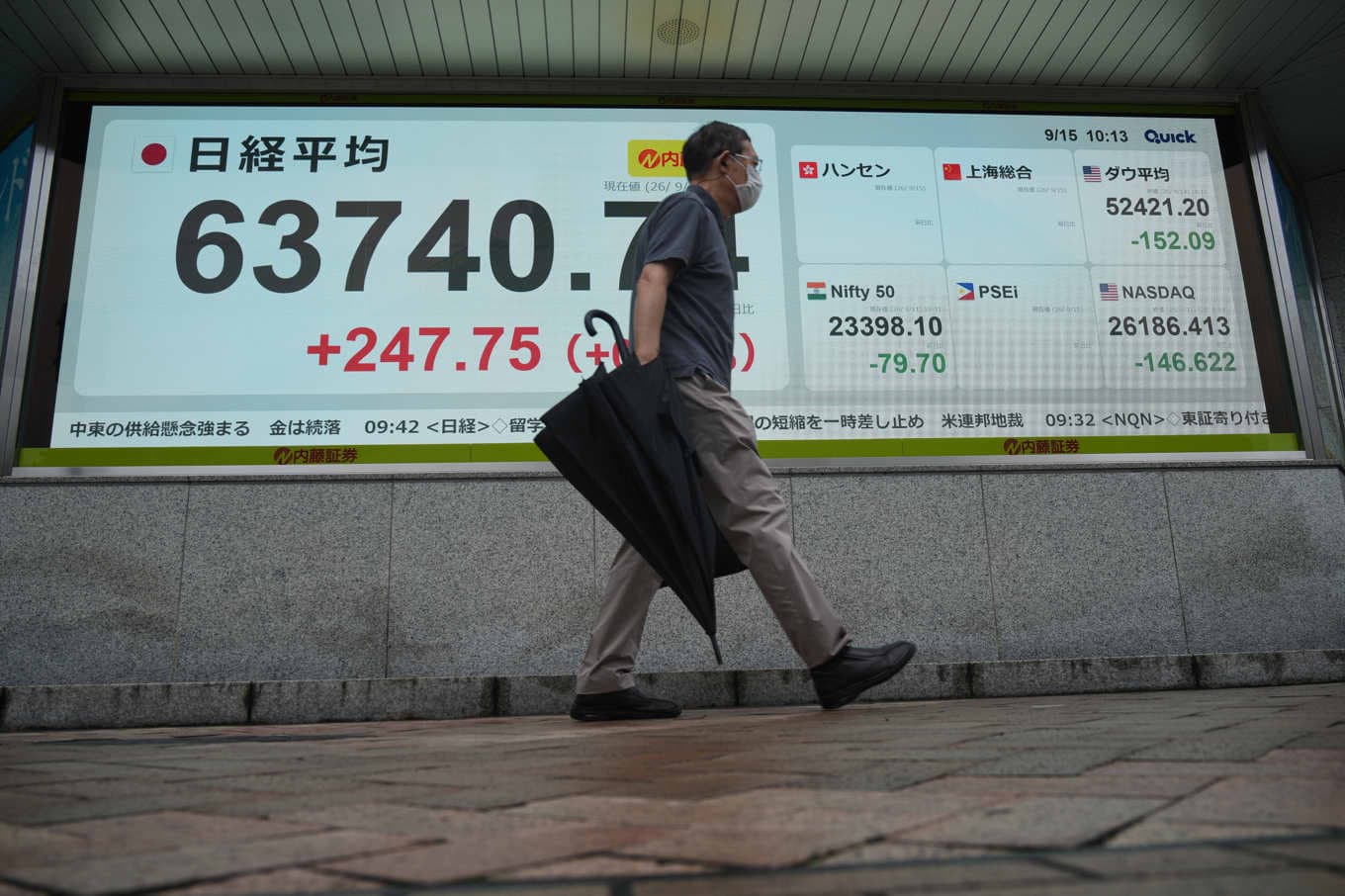 Nikkei 225 klättrar på tisdagen. Foto: Eugene Hoshiko  /AP/TT