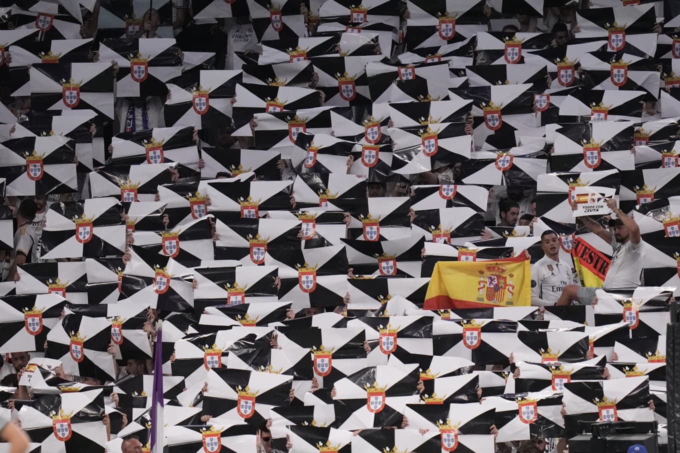 Som en protest håller spanska fotbollssupportrar upp exklaven Ceutas flagga under en match mellan Inter och Real Madrid i Milano förra veckan. Foto: Bernat Armangue/AP/TT