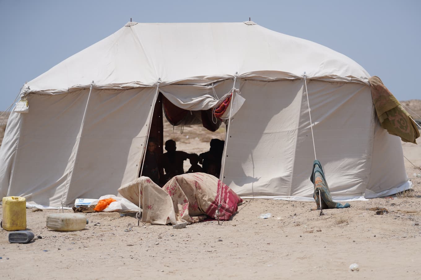 Internflyktingar i Jemen sitter vid sitt tält på måndagen. Foto: Abdulnasser Alseddik/AP/TT