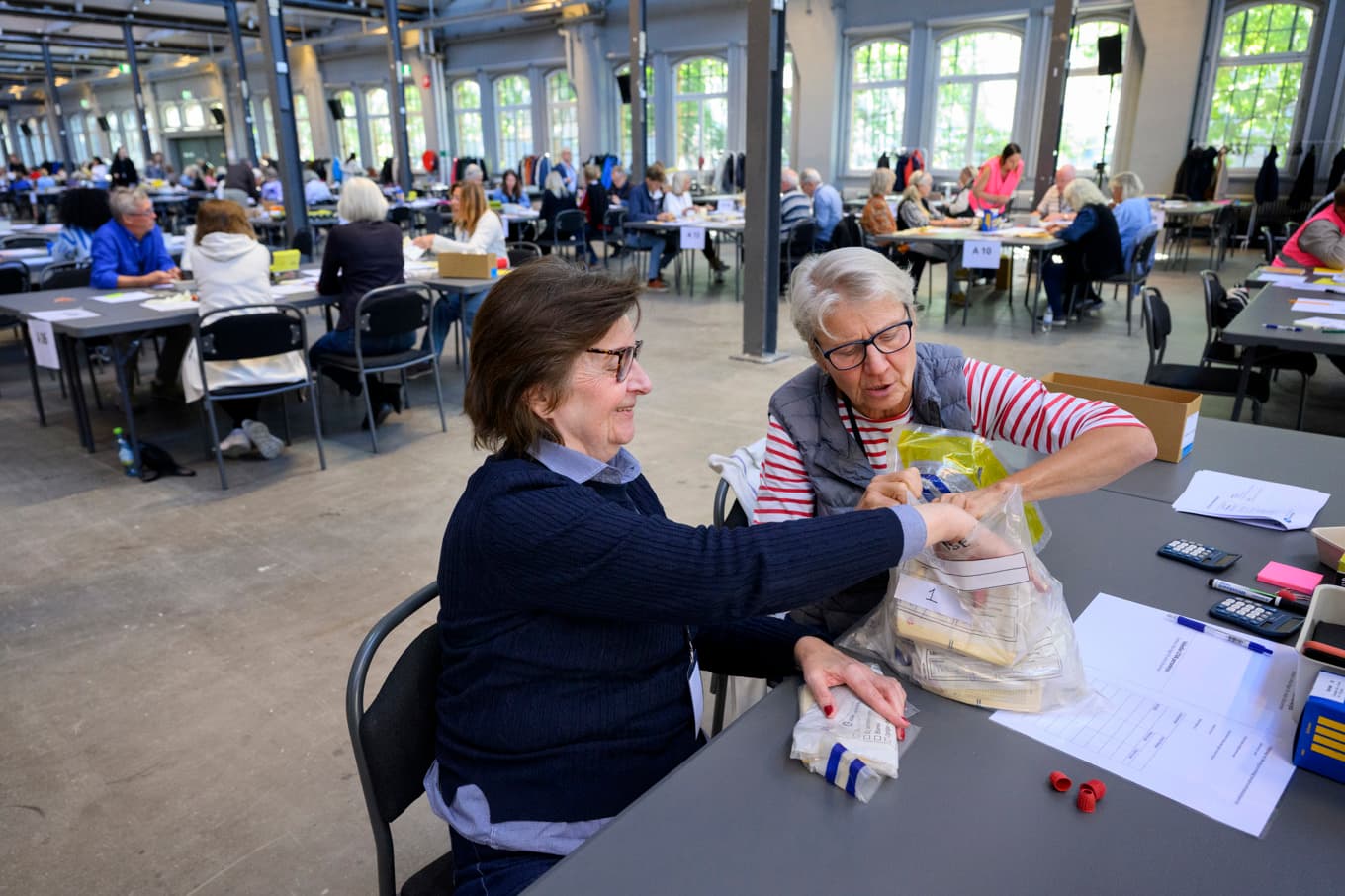 Birgit Dahlström, Zofia Tucinska och en påse röster. Foto: Jessica Gow / TT