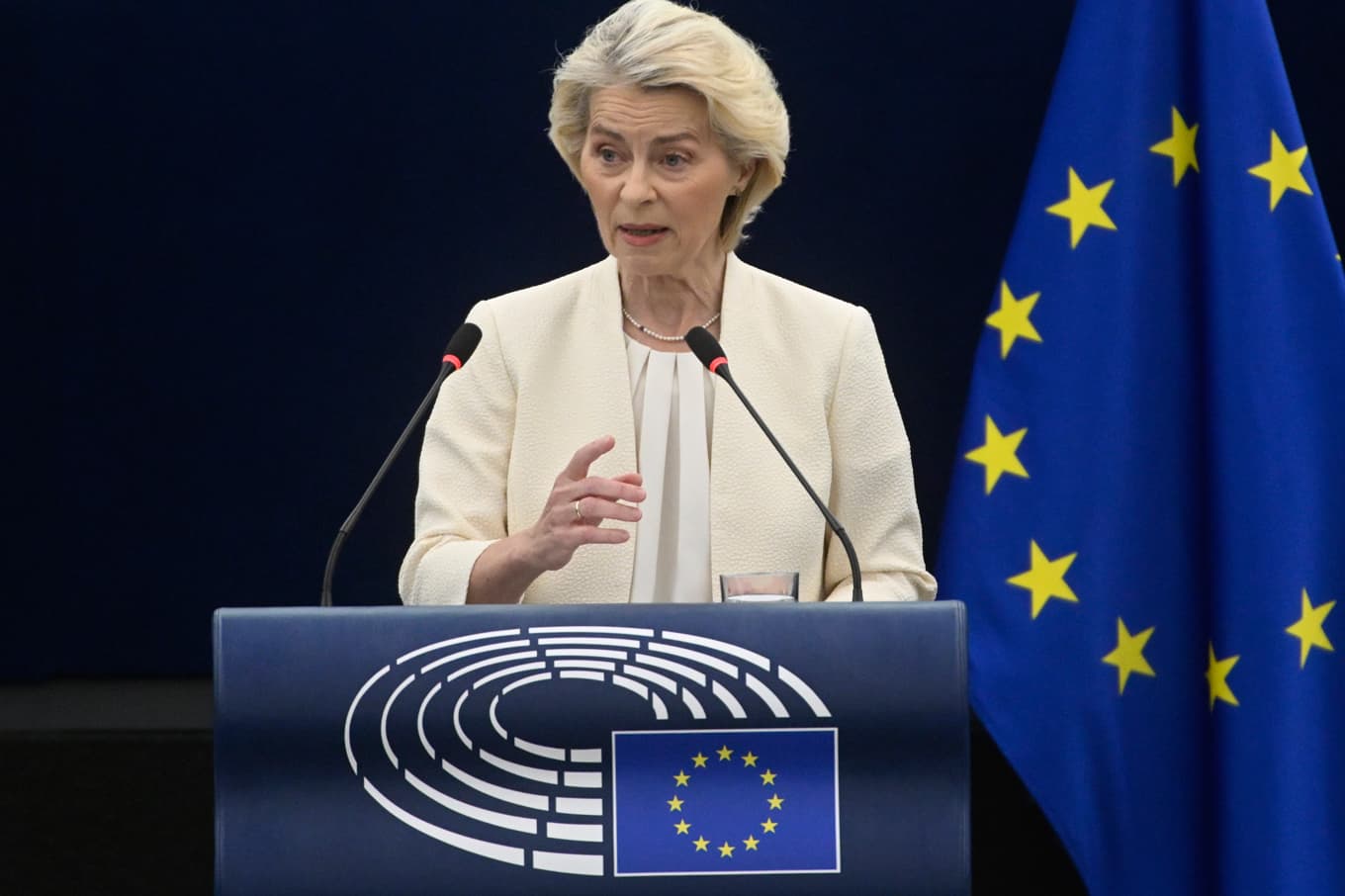 EU-kommissionens ordförande Ursula von der Leyen håller sitt årliga tal om läget i unionen inför EU-parlamentet i Strasbourg. Foto: Pascal Bastien/AP/TT